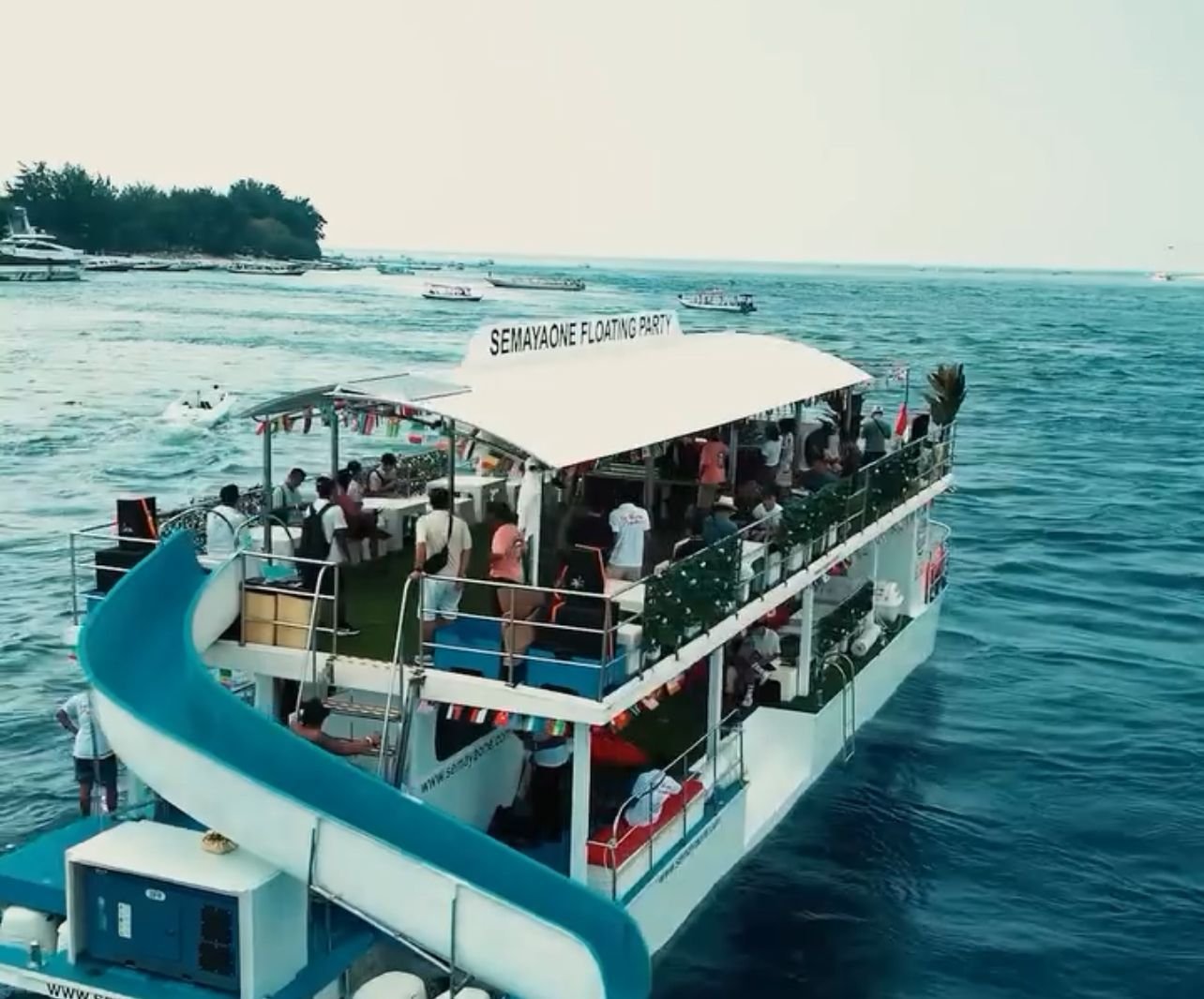 GILI FLOATING SUNSET PARTY